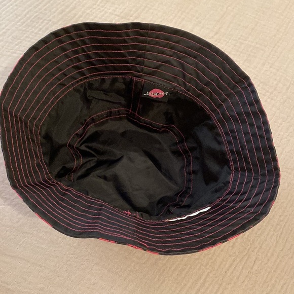 BETSEY JOHNSON LUV BETSEY REVERSE Black Bucket Hat with Pink Lip Pattern - Picture 4 of 5